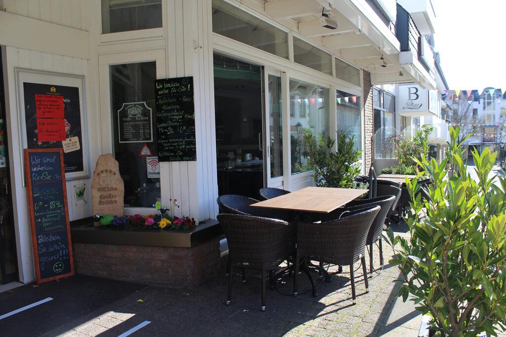 Außenbereich des Stadtcafés in der Sonne