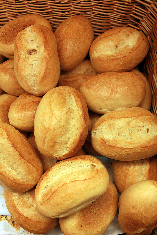 Frische Brötchen im Korb