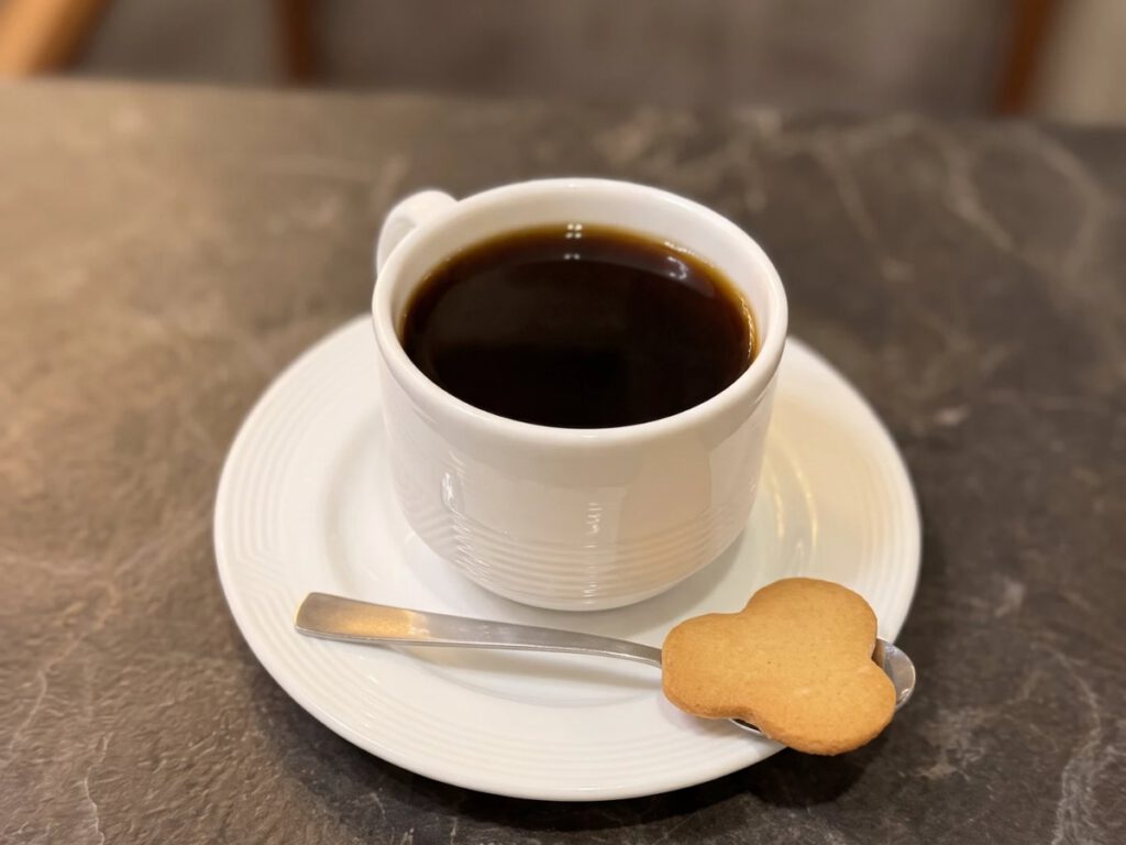 Tasse Kaffee mit Keks
