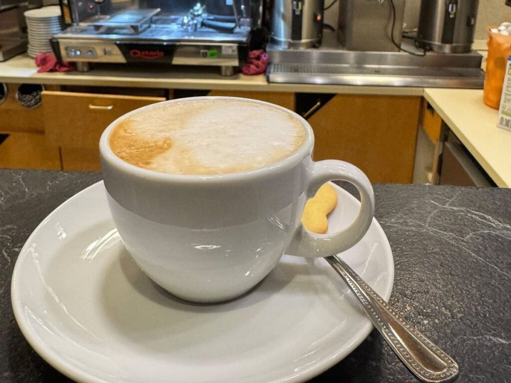 Cappuccino mit Keks